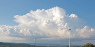 Landschaftsaufnahme mit zwei Windrädern