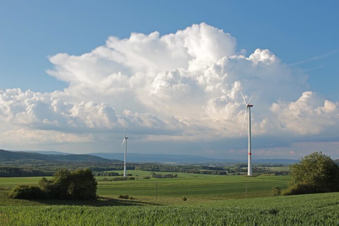 Landschaftsaufnahme mit zwei Windrädern