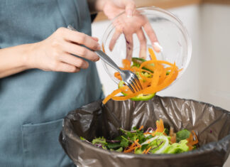 Lebensmittelreste werden vom einer Schüssel in den Mülleimer gegeben. Als Symbolbild für Lebensmittelverschwendung.