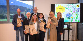 Gruppenbild der Verantwortlichen und Gewinnern des beeraiffeisenAWARD