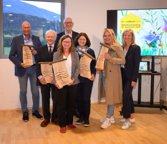 Gruppenbild der Verantwortlichen und Gewinnern des beeraiffeisenAWARD