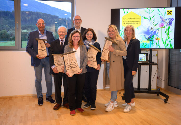 Gruppenbild der Verantwortlichen und Gewinnern des beeraiffeisenAWARD