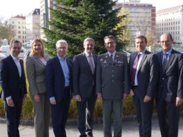 Vorstandsdirektor Martin Hauer, Vorstandsdirektorin Veronika Haslinger, Generaldirektor Michael Höllerer, Obmann Erwin Hameseder, Oberst Herbert Lesiak, Vorstandsdirektor Reinhard Karl und Vorstandsdirektor Michael Rab mit dem Christbaum