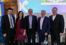 Gruppenfoto vom Talk im Schloss: Peter Brezinschek mit Michaela Anzinger (Vorstand), Bernhard Sommerauer, Hansueli Loosli und Winfried Schönberger (Vorstand)