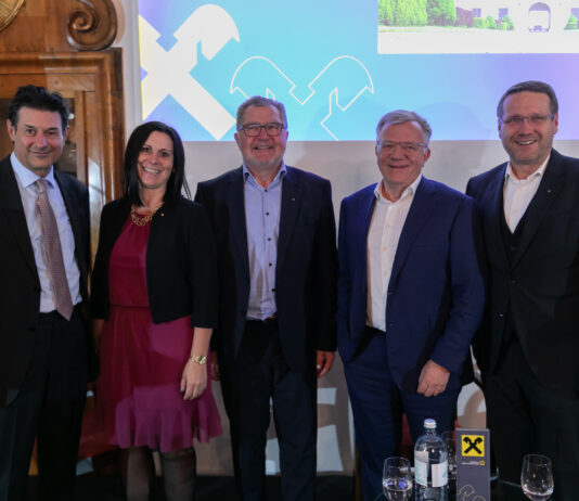 Gruppenfoto vom Talk im Schloss: Peter Brezinschek mit Michaela Anzinger (Vorstand), Bernhard Sommerauer, Hansueli Loosli und Winfried Schönberger (Vorstand)