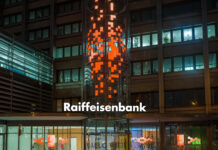 Der Glasturm im Raiffeisenhaus Wien leuchtet orange