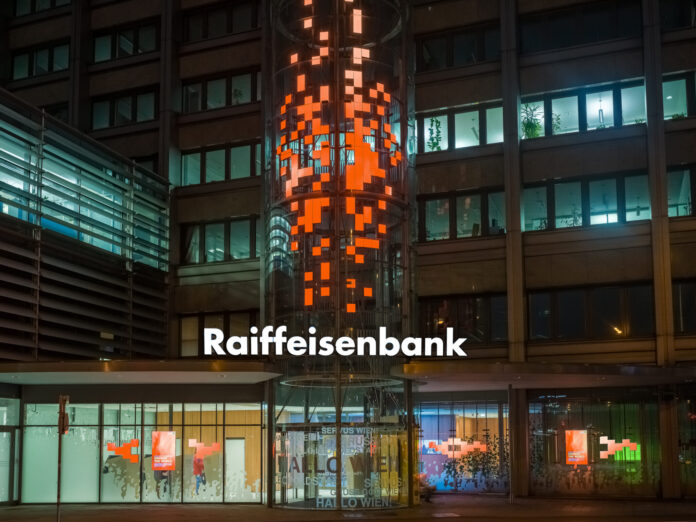 Der Glasturm im Raiffeisenhaus Wien leuchtet orange