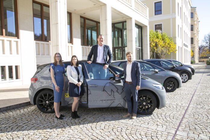 Katrin Hettegger (RVS) und das Nachhaltigkeitsteam – Ulrike Regner, Stefan Zerbs und Florian Feldes – vor den vier Elektroautos, die allen Mitarbeitern zur Verfügung stehen