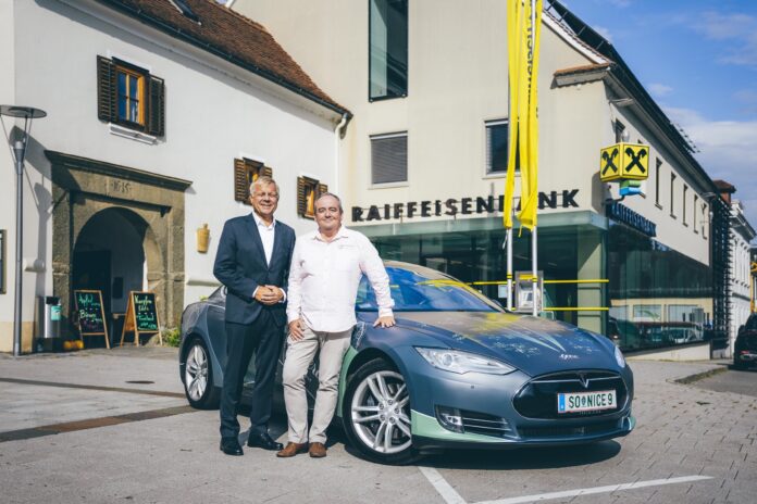 CEO von Raiffeisen-Leasing Alexander Schmidecker und Franz Liebmann mit seinem Tesla