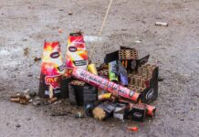 Überreste eines abgebrannten Feuerwerks