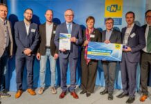 Die Geschäftsführer der RWA Solar Solutions, Oliver Eisenhöld (re.) und Klemens Neubauer (2.v.re.) nahmen gemeinsam mit ihrem Team den Preis entgegen.