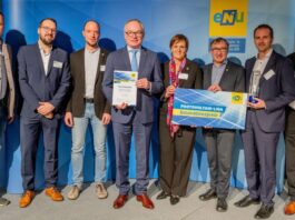 Die Geschäftsführer der RWA Solar Solutions, Oliver Eisenhöld (re.) und Klemens Neubauer (2.v.re.) nahmen gemeinsam mit ihrem Team den Preis entgegen.