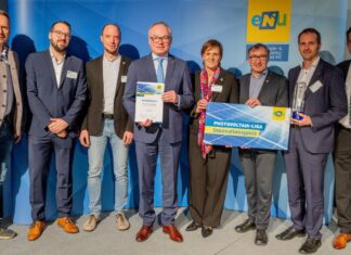 Die Geschäftsführer der RWA Solar Solutions, Oliver Eisenhöld (re.) und Klemens Neubauer (2.v.re.) nahmen gemeinsam mit ihrem Team den Preis entgegen.