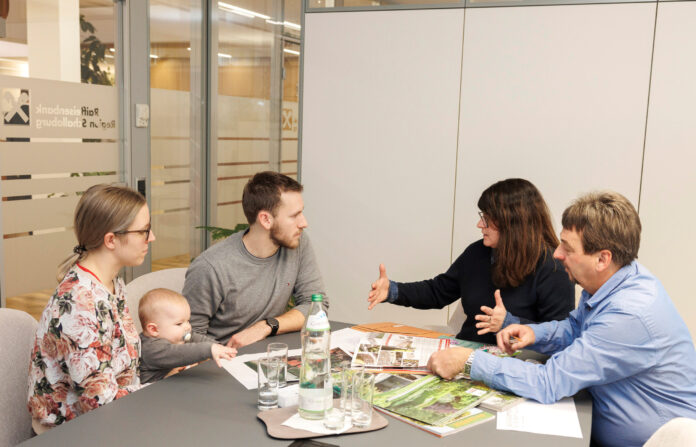 Eine Jungfamilie nutzte die Möglichkeit zur Beratung am EnergieSparTag in der Raiffeisenbank Region Schallaburg.