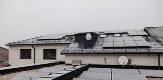 Die Photovoltaikanlage am Dach des Gemeindeamts in Blindenmarkt speist ab sofort Strom für die Mitglieder der Raiffeisen-Energiegenossenschaft ein.