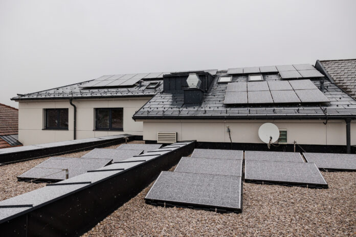 Die Photovoltaikanlage am Dach des Gemeindeamts in Blindenmarkt speist ab sofort Strom für die Mitglieder der Raiffeisen-Energiegenossenschaft ein.