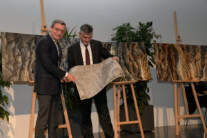 ÖRV-Generalsekretär Andreas Pangl dankte Paul Gasser für die langjährige enge Zusammenarbeit und überreichte ihm eine originalgetreue Nachbildung der ältesten Landkarte Südtirols aus dem Jahr 1752.