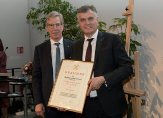 Verbandsobmann Herbert Von Leon zeichnete Paul Gasser für seine Verdienste um die Südtiroler Raiffeisen-Organisation mit der Ehrennadel in Gold aus – der höchsten Auszeichnung des RVS.