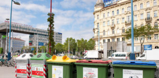 Eine Sammelinsel mit den verschiedenen Sammelcontainern zum Mülltrennen