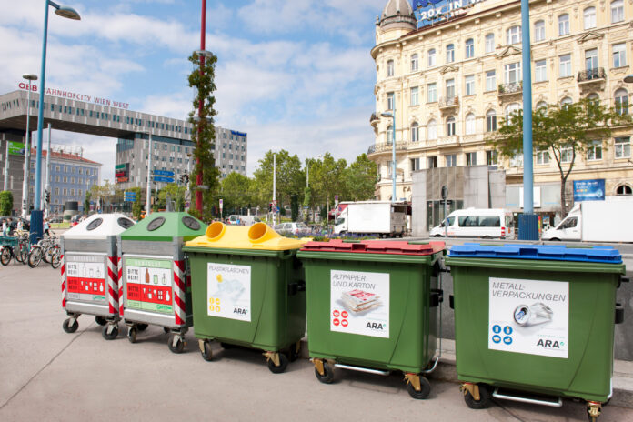 Eine Sammelinsel mit den verschiedenen Sammelcontainern zum Mülltrennen