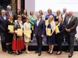 Vorne: Richard Döltl, Petra Geritzer, Ursula Kohut, Elisabeth Pejrimovsky, Erwin Hameseder, Theresa Glaser-Trost, Julia Gergela und Erich Hütthaler Hinten: Josef Gundinger, Andrea Schmuckenschlager, Katharina Bauer-Al-Jafaari, Monika Fellner, Birgit Ehrenhofer-Krickl, Pamela Hniliczka, Nina Hölzl und Gerhard Kossina