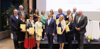 Vorne: Richard Döltl, Petra Geritzer, Ursula Kohut, Elisabeth Pejrimovsky, Erwin Hameseder, Theresa Glaser-Trost, Julia Gergela und Erich Hütthaler Hinten: Josef Gundinger, Andrea Schmuckenschlager, Katharina Bauer-Al-Jafaari, Monika Fellner, Birgit Ehrenhofer-Krickl, Pamela Hniliczka, Nina Hölzl und Gerhard Kossina