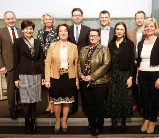 Gruppenfoto: Walter Lederhilger, Michaela Keplinger-Mitterlehner, Bettina Kastner, Anita Straßmayr, Vorsitzende des Funktionärinnen-Beirates, Norman Eichinger, Verbandsdirektor des Raiffeisenverbandes OÖ, Funktionärinnen-Beirätin Doris Leitner, Roman Braun, Magdalena Bernreitner, Paul Eiselsberg und Funktionärinnen-Beirätin und Obfrau der Schärdinger Landmolkerei Margit Mayr Steffeldemel