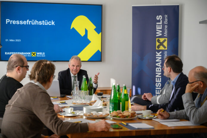 Vorstandsvositzender Günter Stadlberger präsentiert die vorläufigen Zahlen.