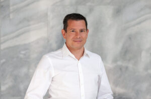Porträt von Joerg Bartussek, er leitet die Abteilung „Digital“ im Bereich Corporate Customers der Raiffeisen Bank International.