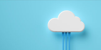 Symbolbild für Cloud Computing, eine Wolke mit Kabeln