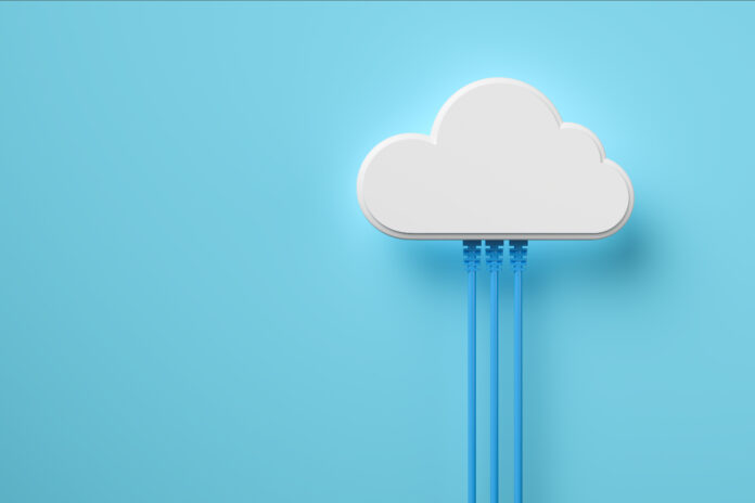 Symbolbild für Cloud Computing, eine Wolke mit Kabeln