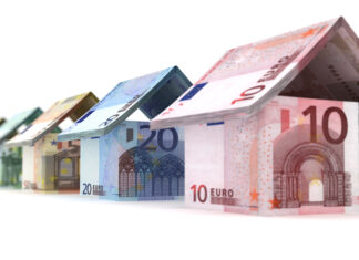 Häuser aus Geldscheinen; Symbolbild für Bausparen