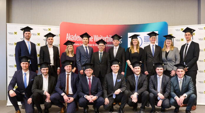 Gruppenfoto von einigen Absolventen des Masterstudiums Premium Banking