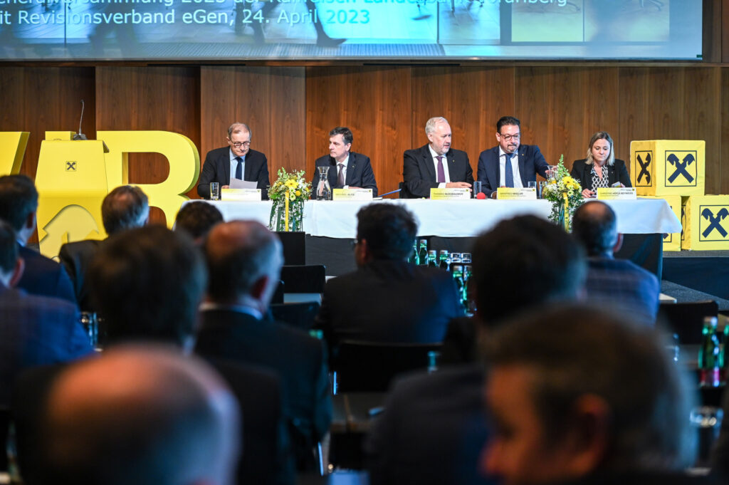 Das Podium bei der Generalversammlung der Raiffeisen Landesbank Vorarlberg