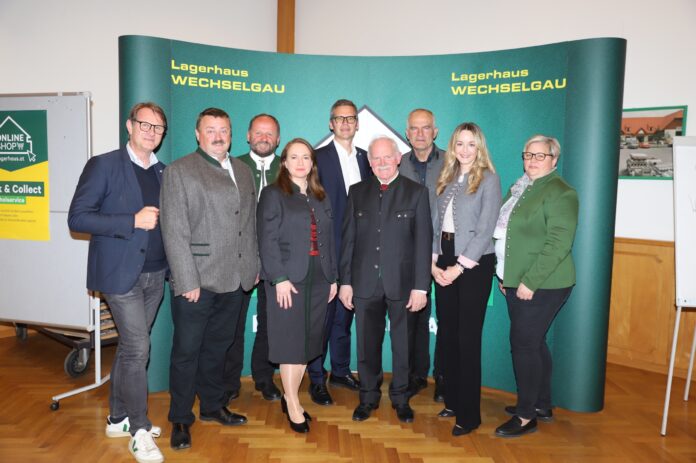 Die Lagerhaus Wechselgau-Verantwortlichen rund um Obmann Josef Haas und Geschäftsführer Hermann Klapf im Kreis der Ehrengäste
