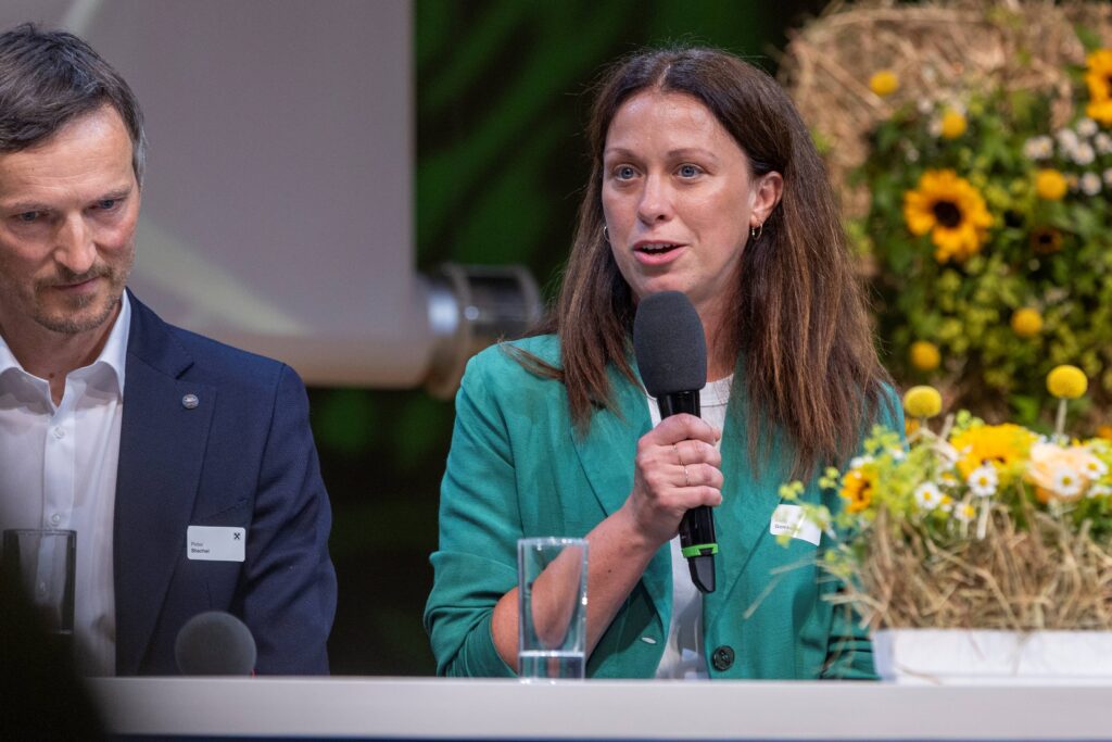 Landwirtin Irene Gombotz am Podium beim Agrarsymposium 2023