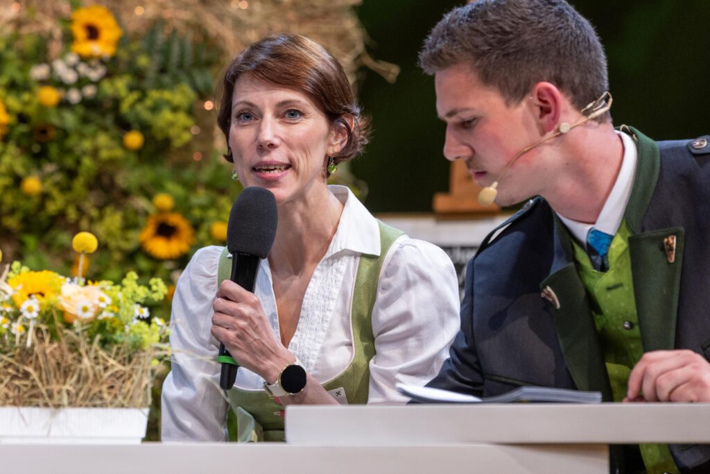 Vorstandsdirektorin Ariane Pfleger am Podium beim Agrarsymposium 2023