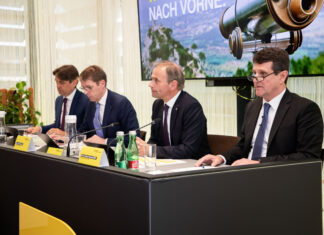 Gemeinsam mit AR-Präsident Gerhard Oswald (re.) präsentierte das Vorstandsteam der RLB Kärnten, bestehend aus Peter Gauper, Georg Messner und Gert Spanz (v.r.), den Jahresabschluss für 2022.