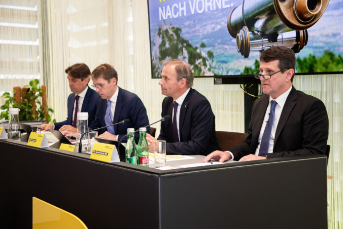 Gemeinsam mit AR-Präsident Gerhard Oswald (re.) präsentierte das Vorstandsteam der RLB Kärnten, bestehend aus Peter Gauper, Georg Messner und Gert Spanz (v.r.), den Jahresabschluss für 2022.