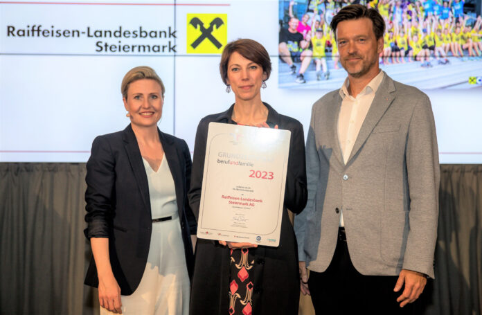 Familienministerin Susanne Raab mit Ariane Pfleger und Peter Krtschal