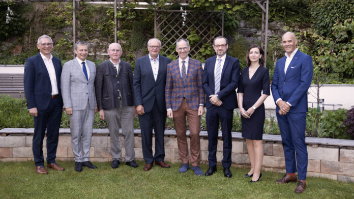 AR-Vorsitzender-Stv. Harald Pöltl, Herbert Schwengerer, AR-Vorsitzender-Stv. Ferdinand Kogler, Johann Pretterhofer, Franz Straußberger, Johannes Ponhold (Oberrevisor des RV Steiermark), Bianca Gaugl und Thomas Zehetleitner (Bereichsleiter der RLB Steiermark)