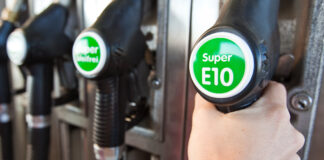 Super E10 an der Zapfsäule einer Tankstelle