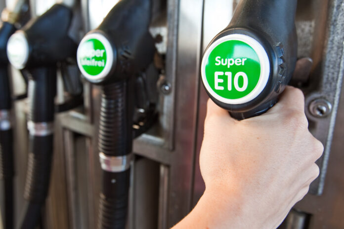 Super E10 an der Zapfsäule einer Tankstelle