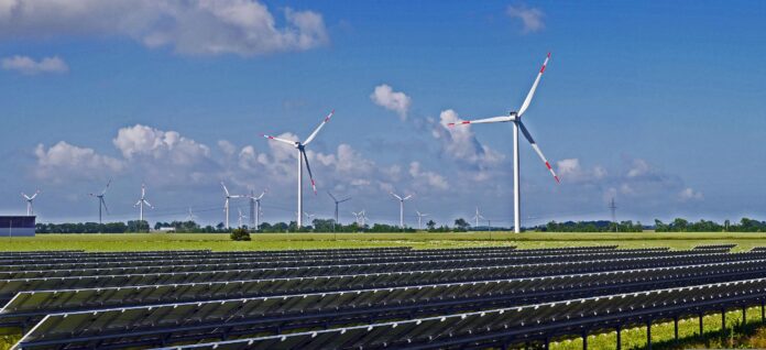 PV-Anlagen mit Windräder im Hintergrund