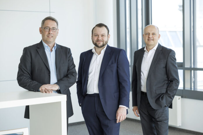 Der Raiffeisen KAG Vorstand, Dieter Aigner, CEO Hannes Cizek und Michal Kustra, berichten über positive Entwicklungen im Fondsgeschäft.