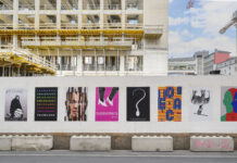 Der Bauzaun zeigt auf fast 50 Meter Länge 30 Plakate internationaler Designer zum Thema Toleranz.