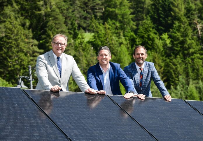 Thomas Gasser, Mario Nocker und Wolfgang Gredler beim Lokalaugenschein bei der Energiegemeinschaft Trins
