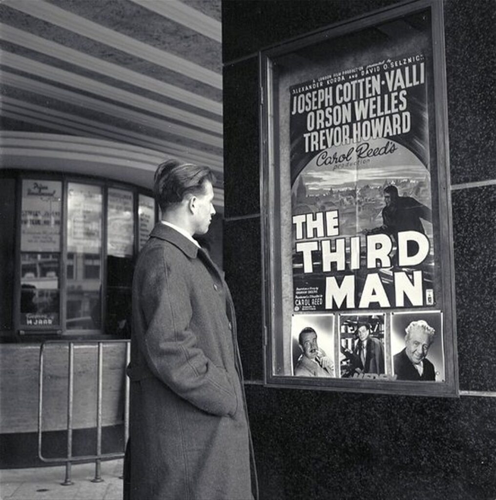 Mann betrachtet das Filmplakat zu "Der dritte Mann" am Eingang des Kinos Cineac. Amsterdam, 1951. © Maria Austria / Maria Austria Institute, Amsterdam