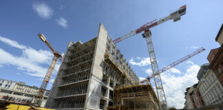 Blick auf die laufende Revitalisierung des Bestandsturms am 9.000-m²-Raiqa-Areal während des Baustellenbesuchs durch den RLB-Vorstand.