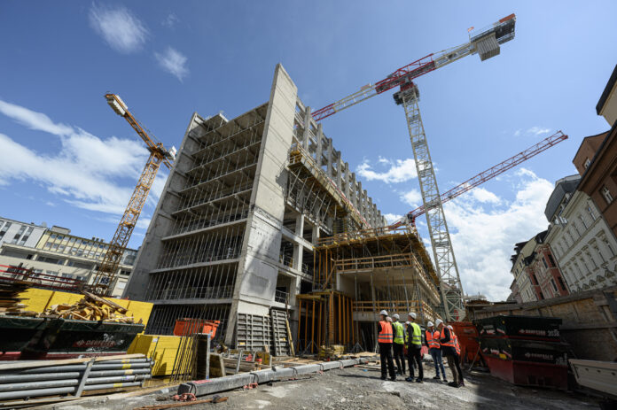 Blick auf die laufende Revitalisierung des Bestandsturms am 9.000-m²-Raiqa-Areal während des Baustellenbesuchs durch den RLB-Vorstand.